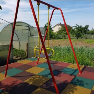 Детские качели, высота 2 метра.